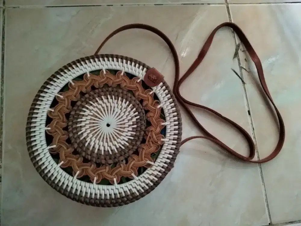 Tas selempang anyaman