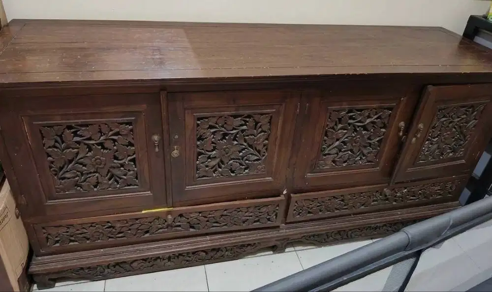 Bufet / Lemari Jati Ukir Klasik – Kokoh, Estetik, Masih Mulus!
