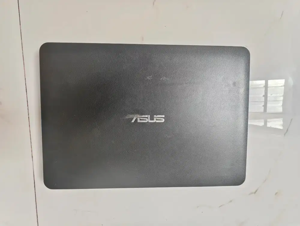 Laptop core i3 gen 5 , VGA 2 gb Ram 8 gb, SSD 120 GB HDD 512 GB