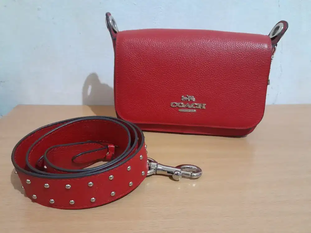 Tas merah branded