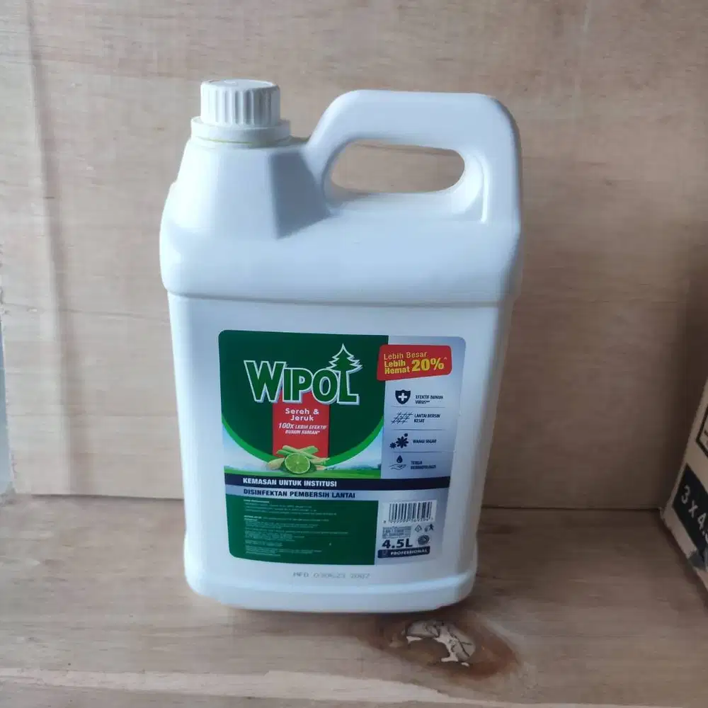 Wipol Professional Disinfektan Karbol Pembersih Lantai Sereh Jeruk 4.5