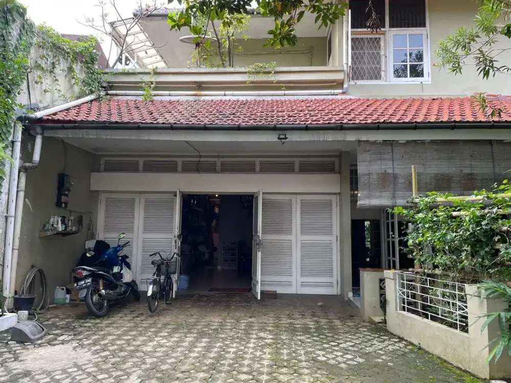 Rumah 2 Lantai Luas & Asri dengan Swimming Pool Pribadi di Pondok Labu