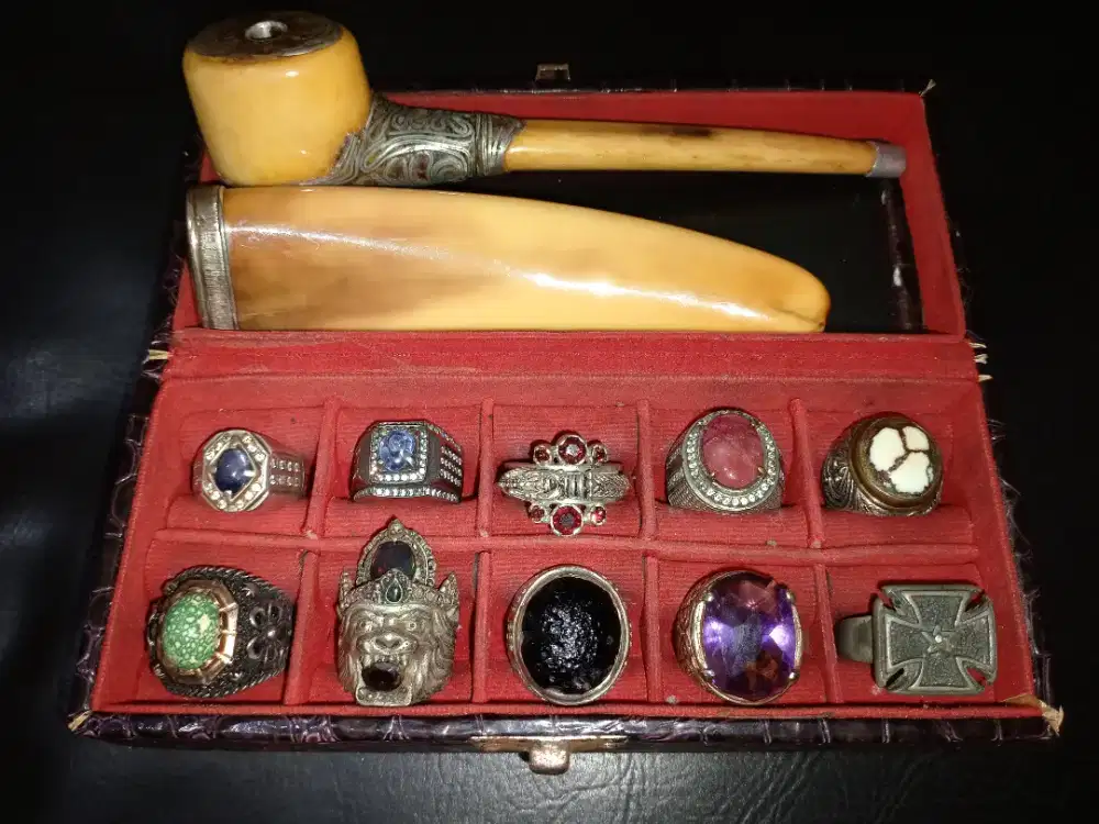 Kolektor batu permata perak dan pipa cangklong