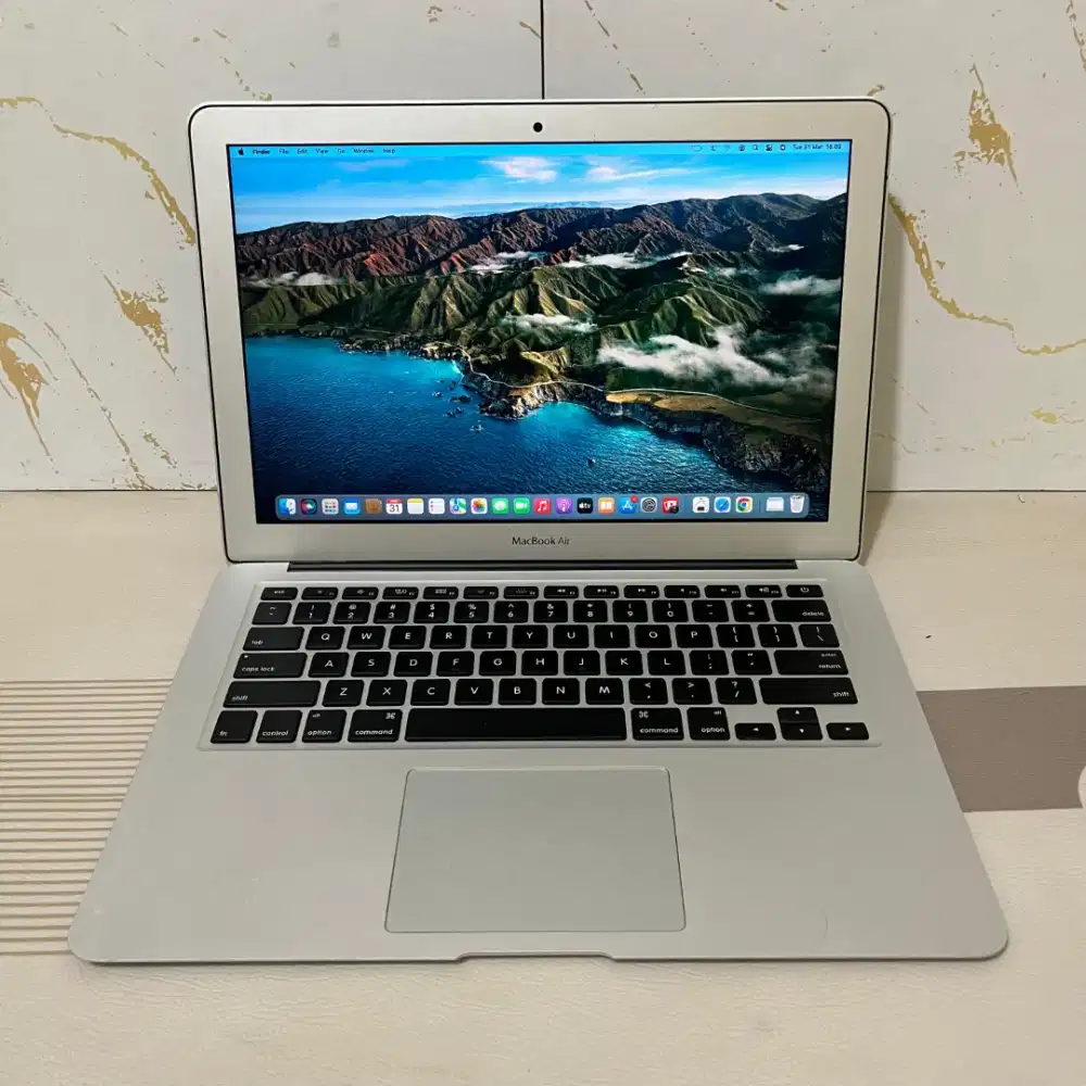 Macbook Air 13-inch Early 2015.