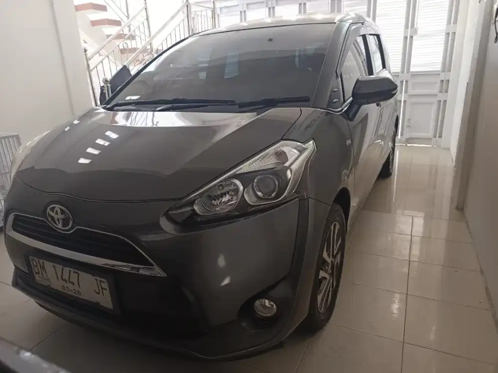 Toyota sienta 2018 nik 2017 km low super