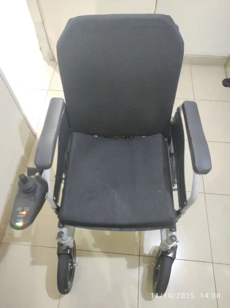 Kursi roda elektrik