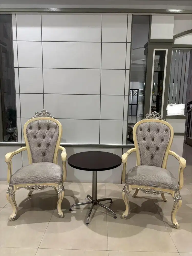 Kursi Raja , motif klasik (gratis meja)