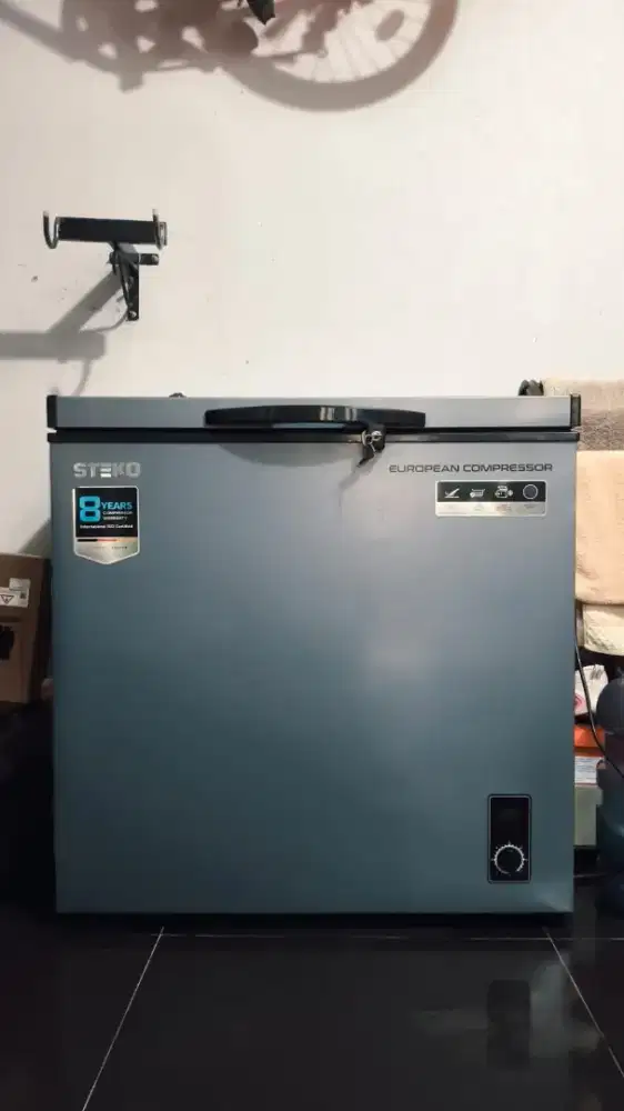 Di jual frezeer merk steko