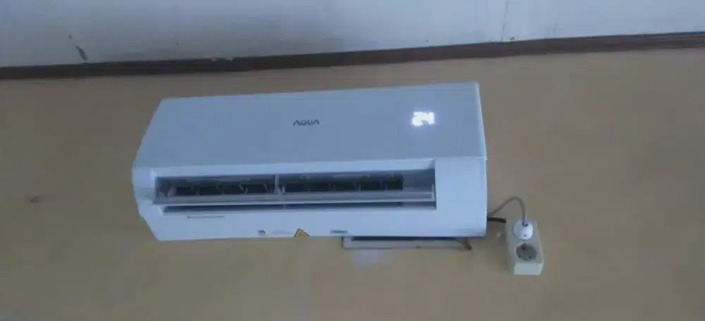 Ac aqua 1/2 pk baru 5 bulan pakai