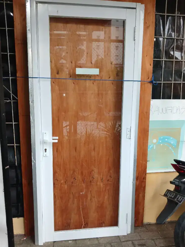 Pintu Almunium putih