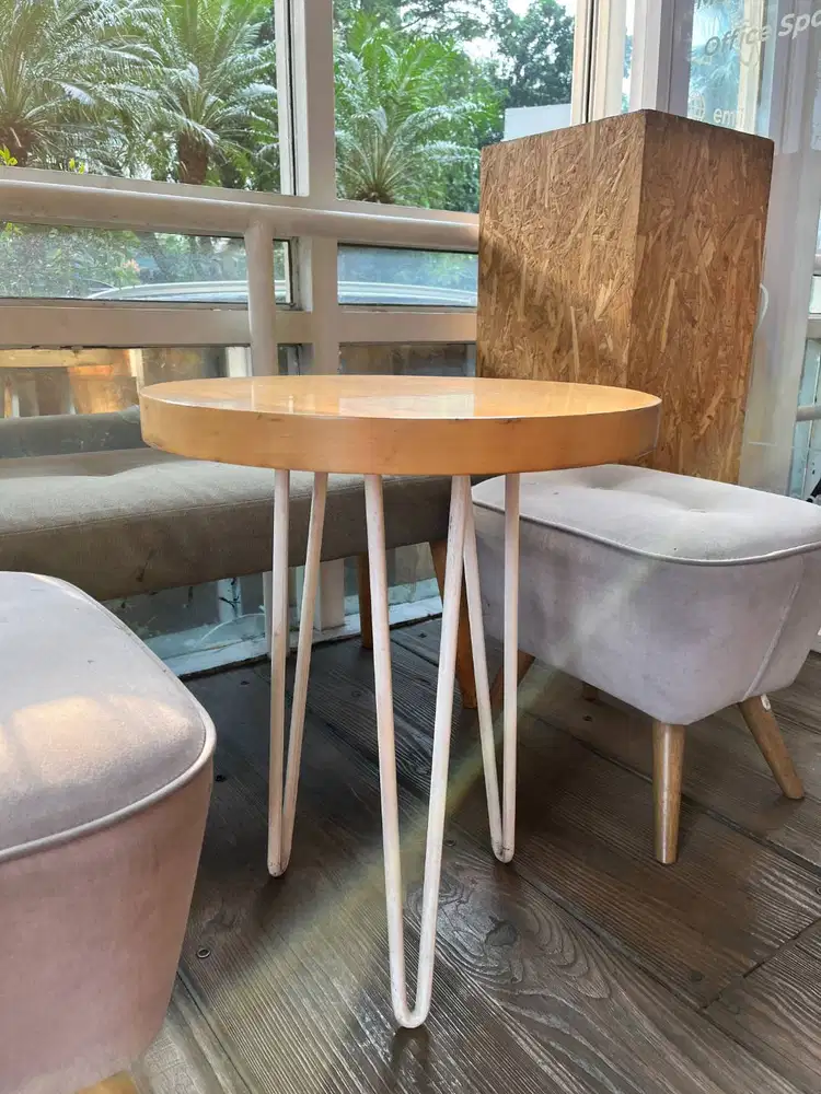 dijual meja bulat kayu kaki putih uk 49x60 ex pemakaian cafe sendiri