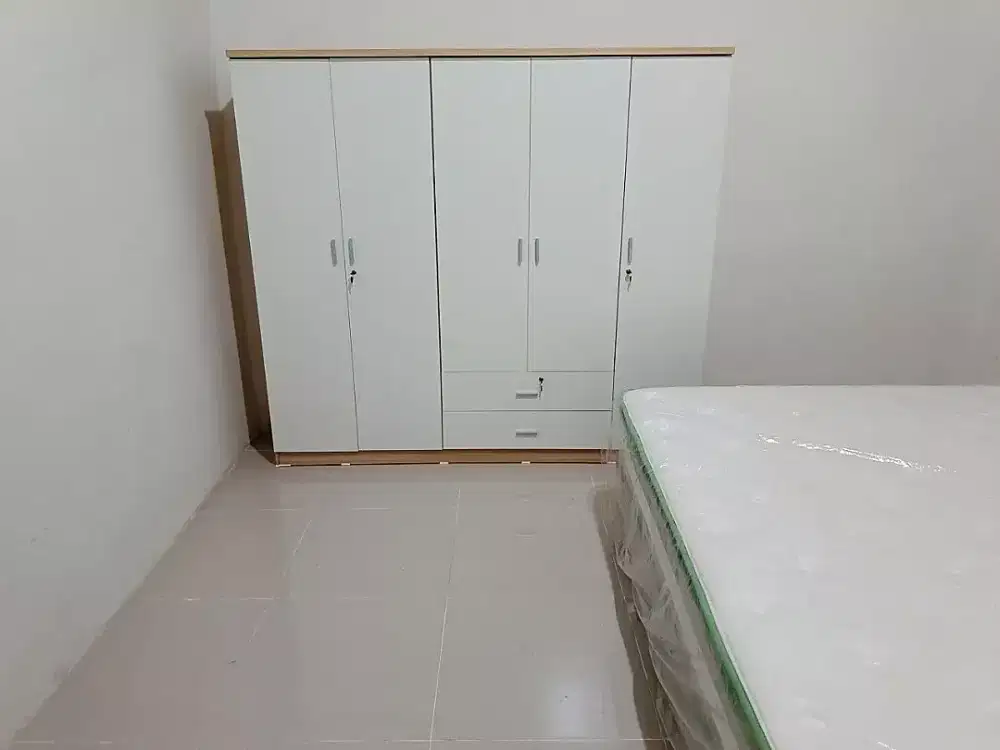 Lemari pakaian plat besi