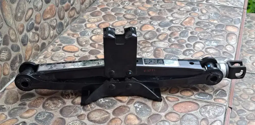 Dongkrak mobil warna hitam