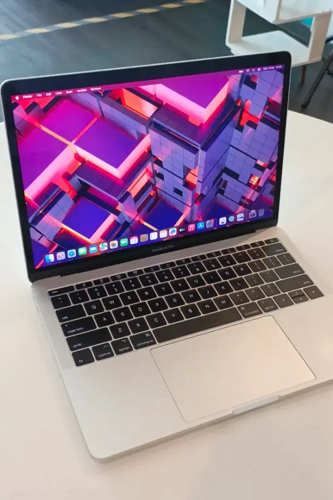 Macbook Pro 2017 i5/8/256