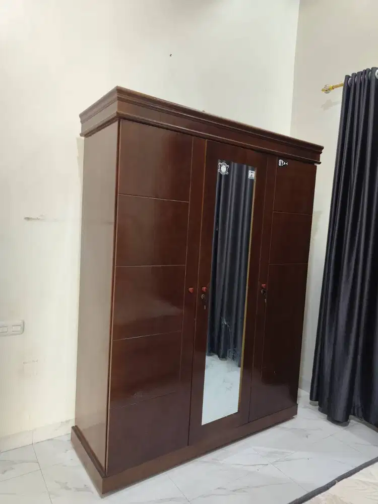 dijual cepat lemari tiga pintu