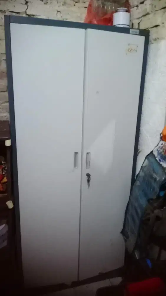 Lemari besi anti rayap