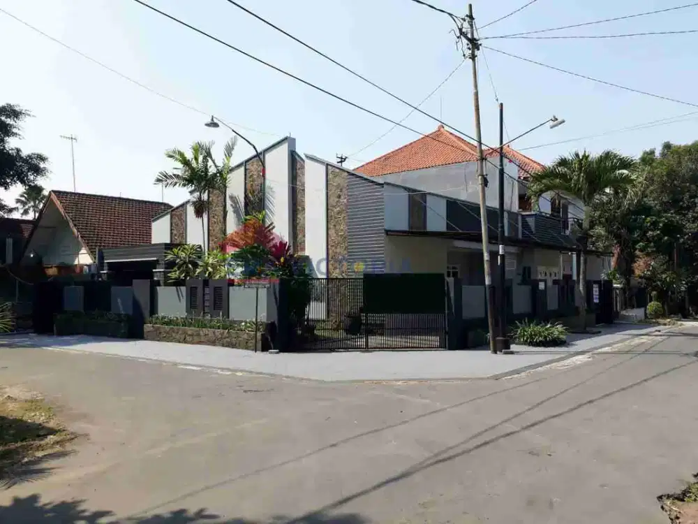 Disewakan rumah pojok 3 kamar dekat Cyber Mall dan Ijen Suite