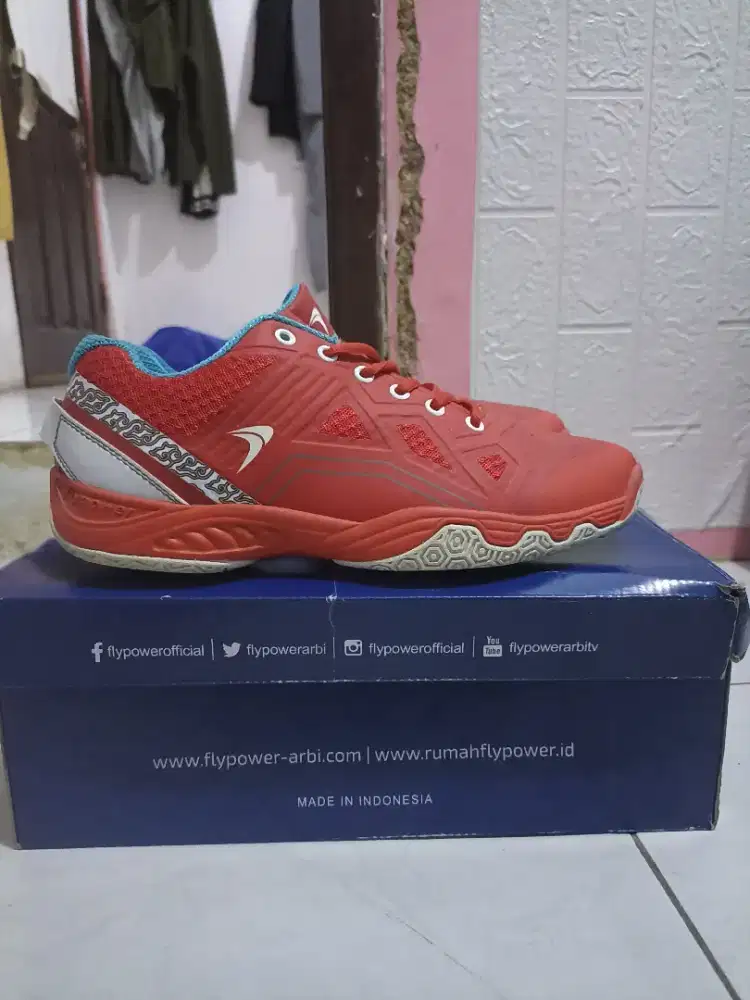 sepatu badminton fly power