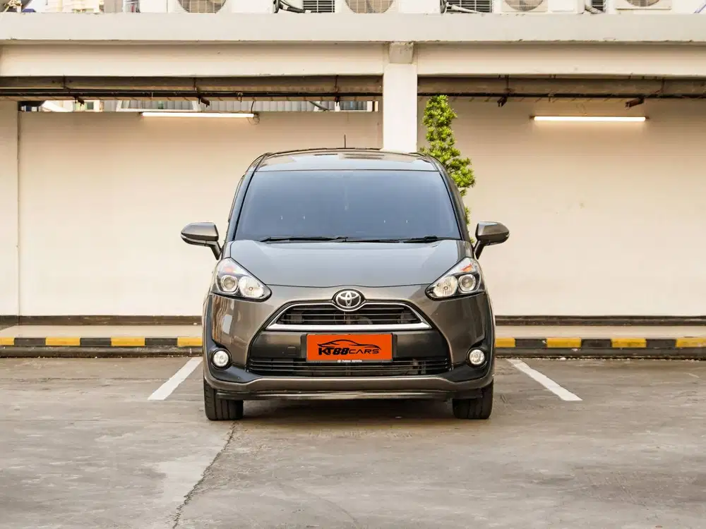 Sienta V MT 2017 Coklat