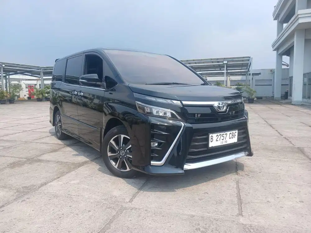 Toyota Voxy 2021 Hitam