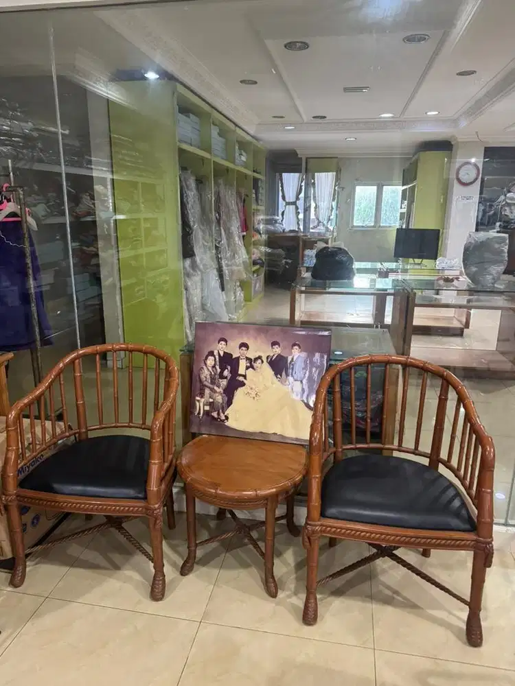 Dijual satu set meja dan bangku