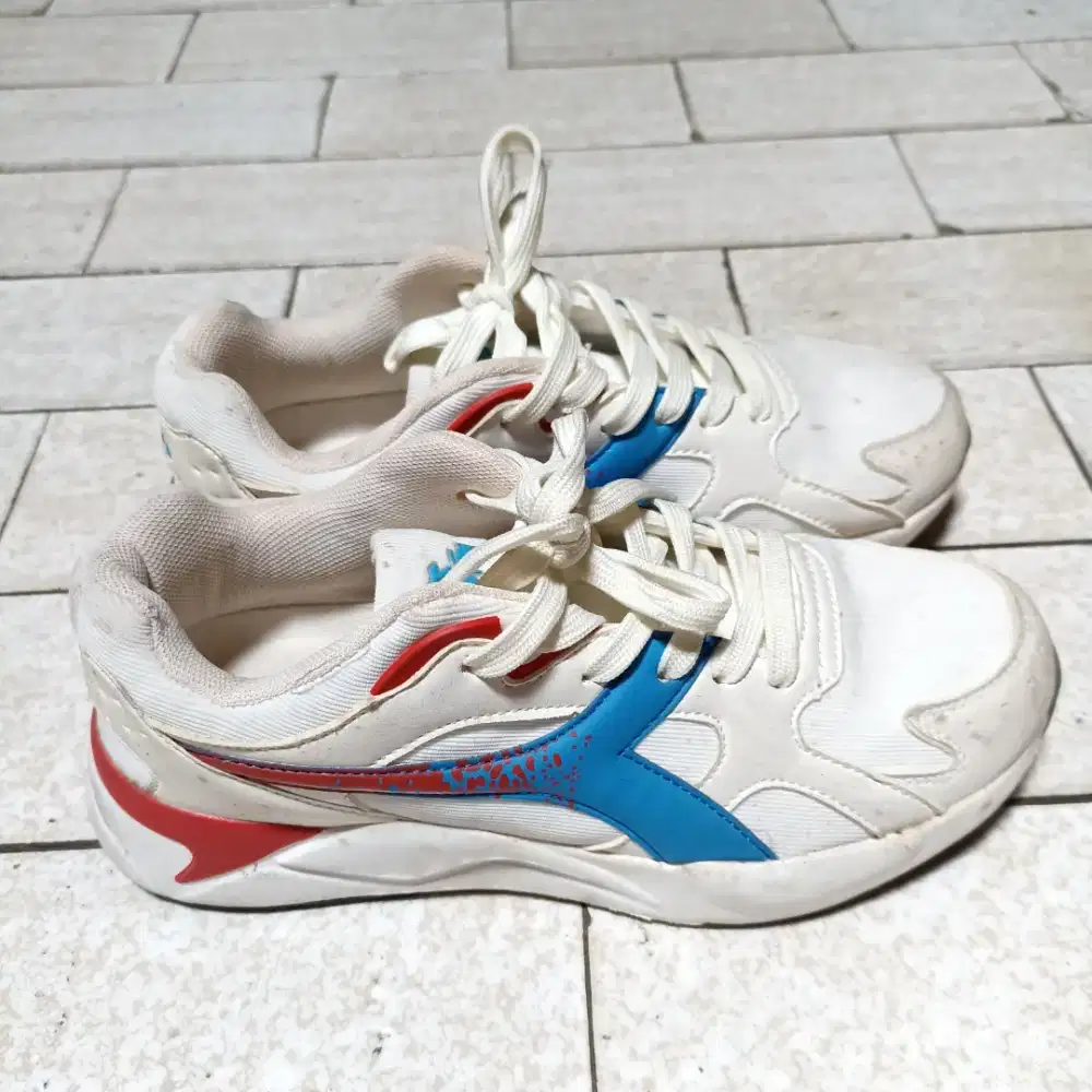 Sepatu wanita Diadora