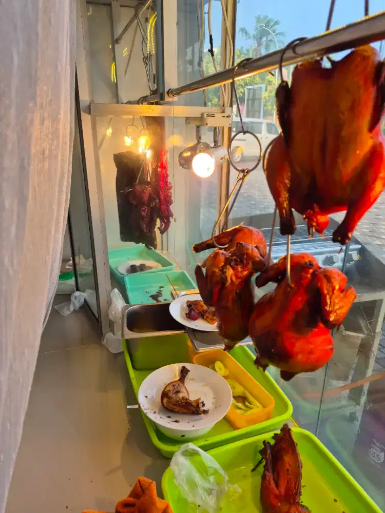 Waiters untuk resto babi panggang belitung