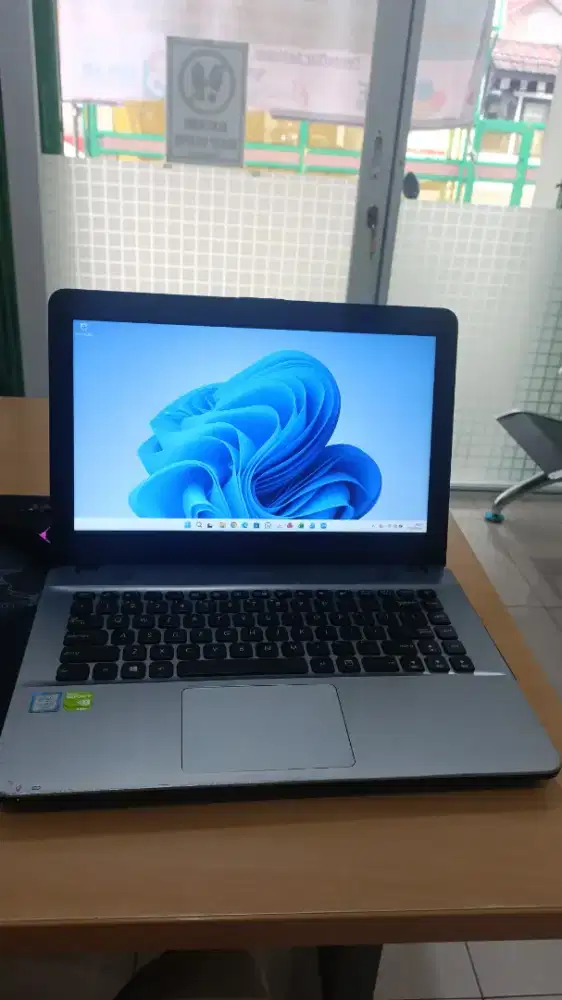 Asus VivoBook Core i3 6600 nVidia RAM 8 SSD 512 Windows 11 Pro