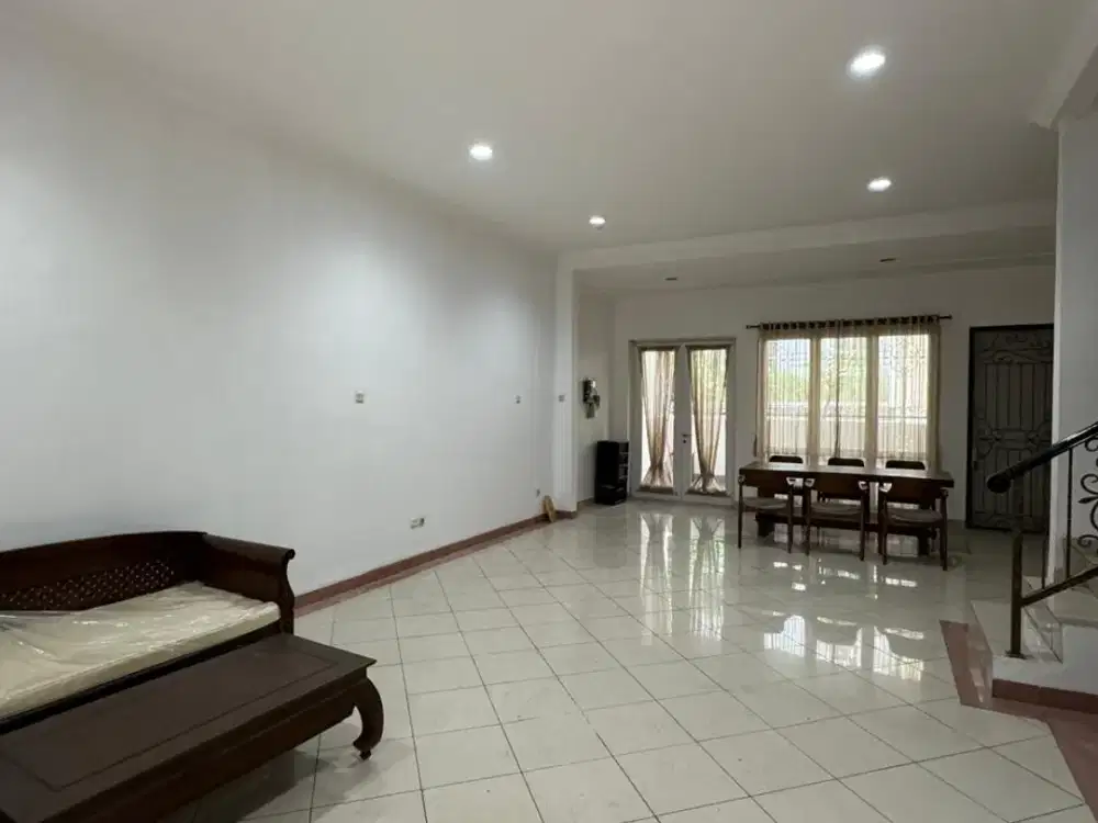 Jual cepat rumah Pantai indah kapuk 8x18 SHM 2,5lantai Dekat akses tol MURAH