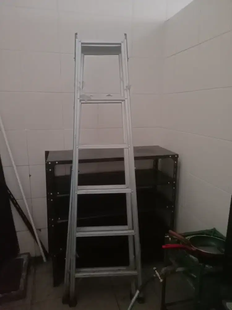 Tangga portabel lipat