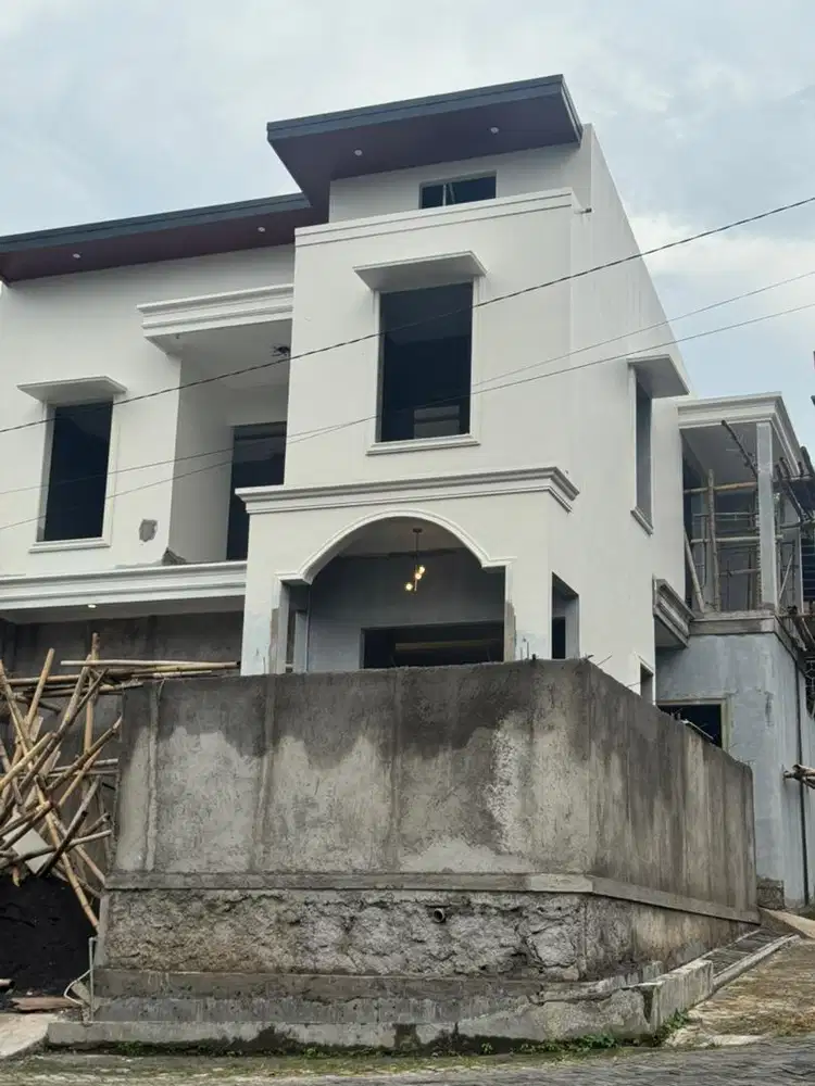 RUMAH MEWAH MANYARAN SEMARANG DALAM PROGES FINISHING