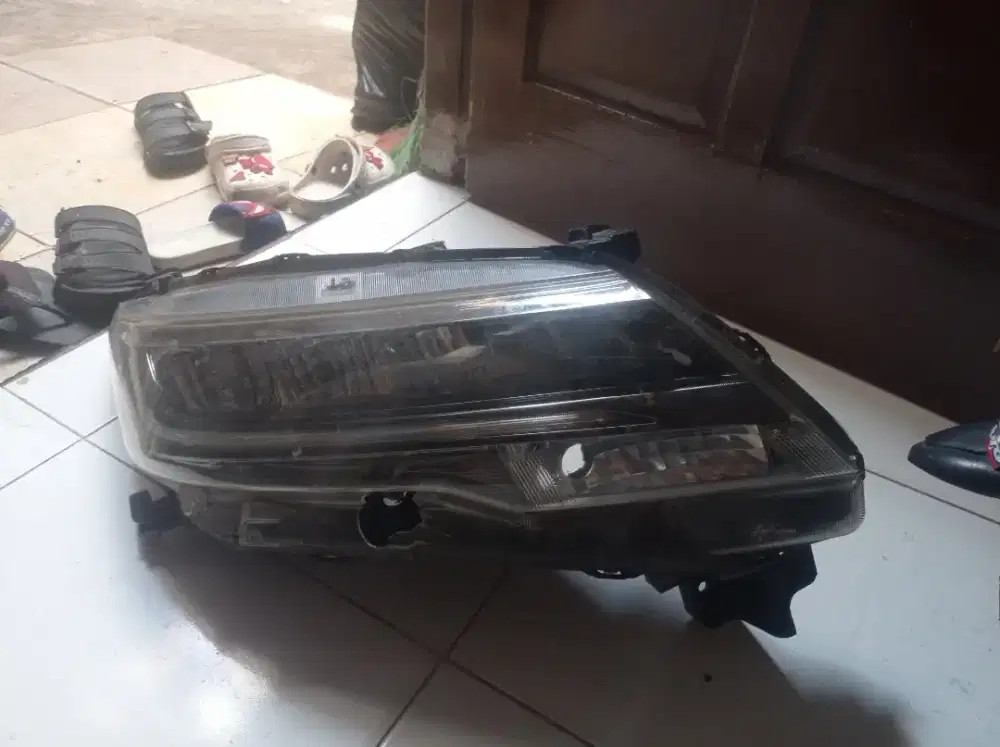 Headlamp kanan Toyota rush minus seperti digambar