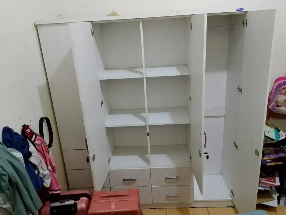 Lemari pakaian 4 pintu