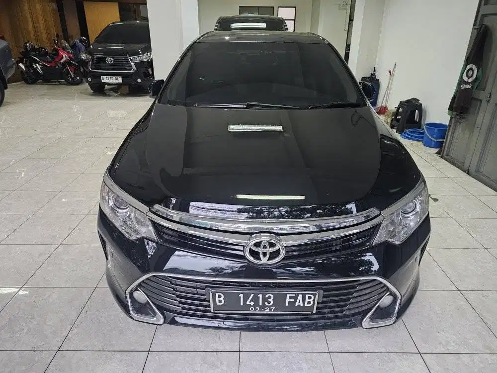 Toyota Camry 2.5 V at 2017 hitam met, km 89 rb, service recore toyota
