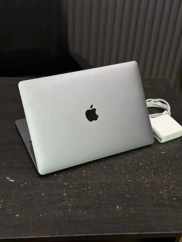 MacBook Pro M2 8/512gb unit sama charger