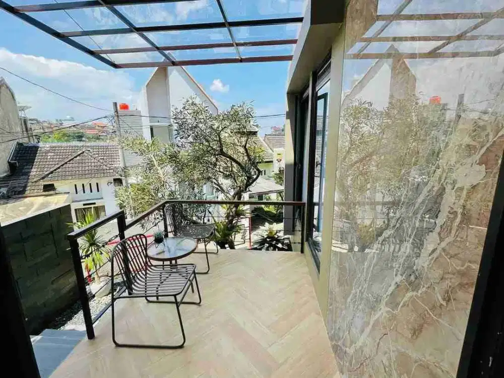 Rumah Mewah 3 Lantai Semi Furnished Terawat di Bojong Koneng Cikutra Bandung