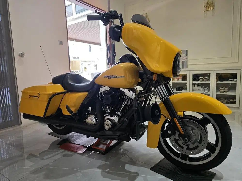Street Glide FLHX yellow pearl (Warna Rare)