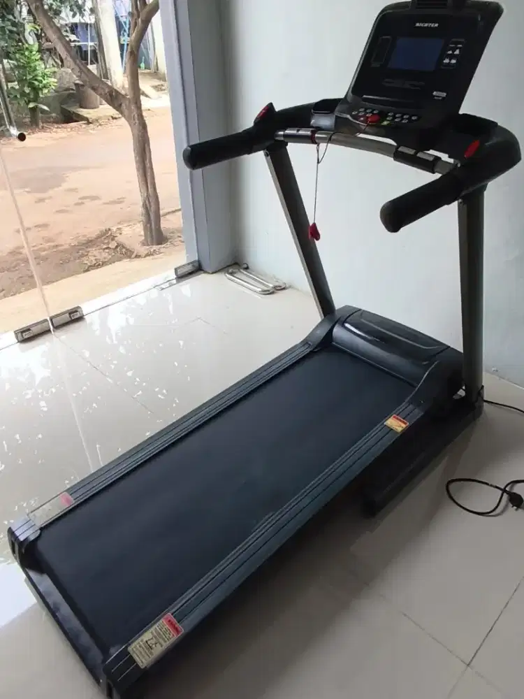 Jual murah, mesin treadmil Richter Enigma S kondisi terawat dan normal