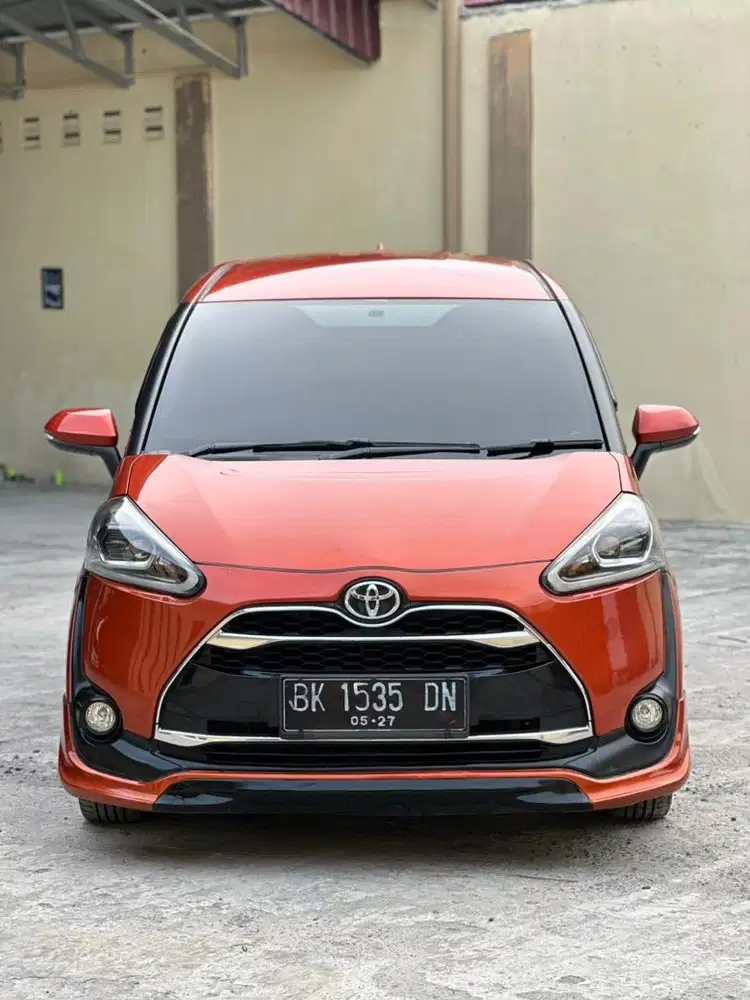 Toyota sienta Q cvt at matic 2016