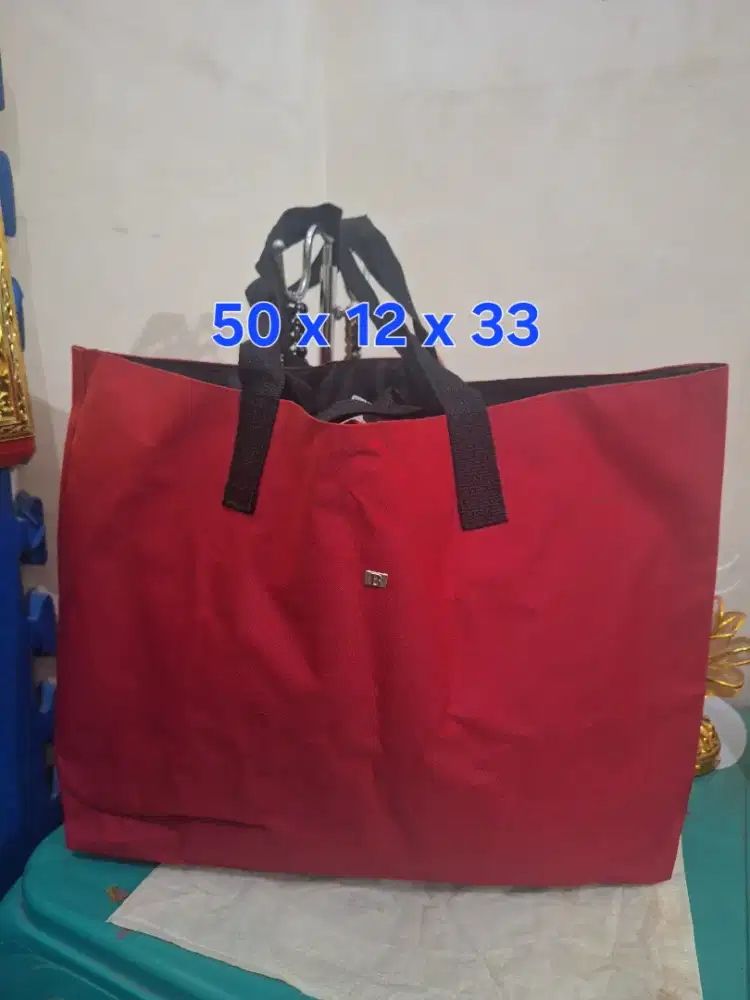 Tas branded 
Bally uk 50 x 12 x 33 
Limited edition 
Barang terawat