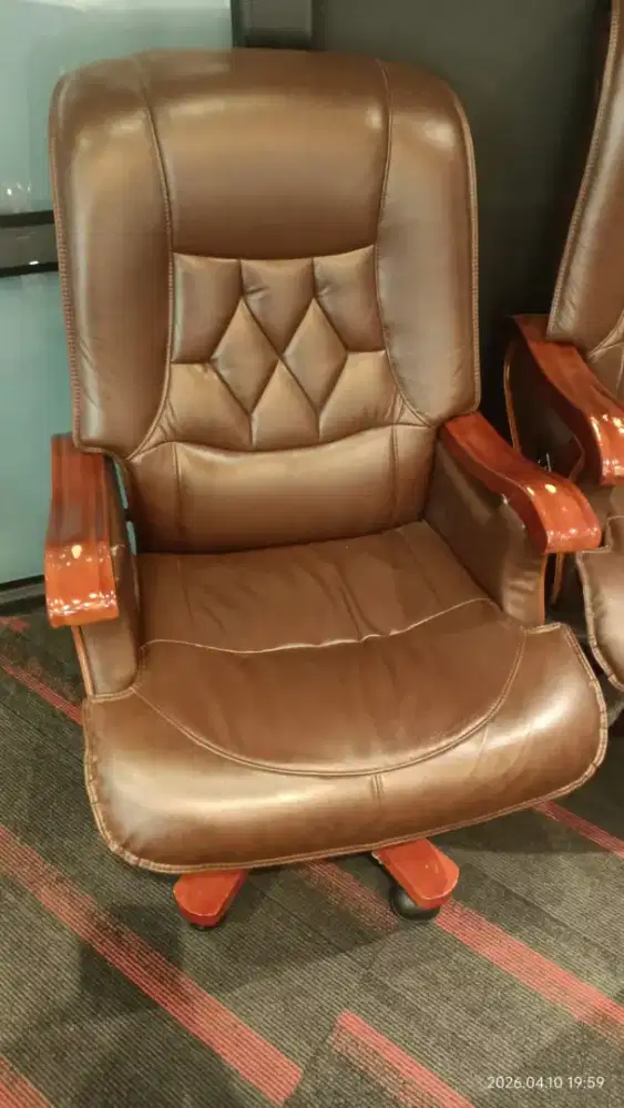 Kursi Direktur Merk Zeus