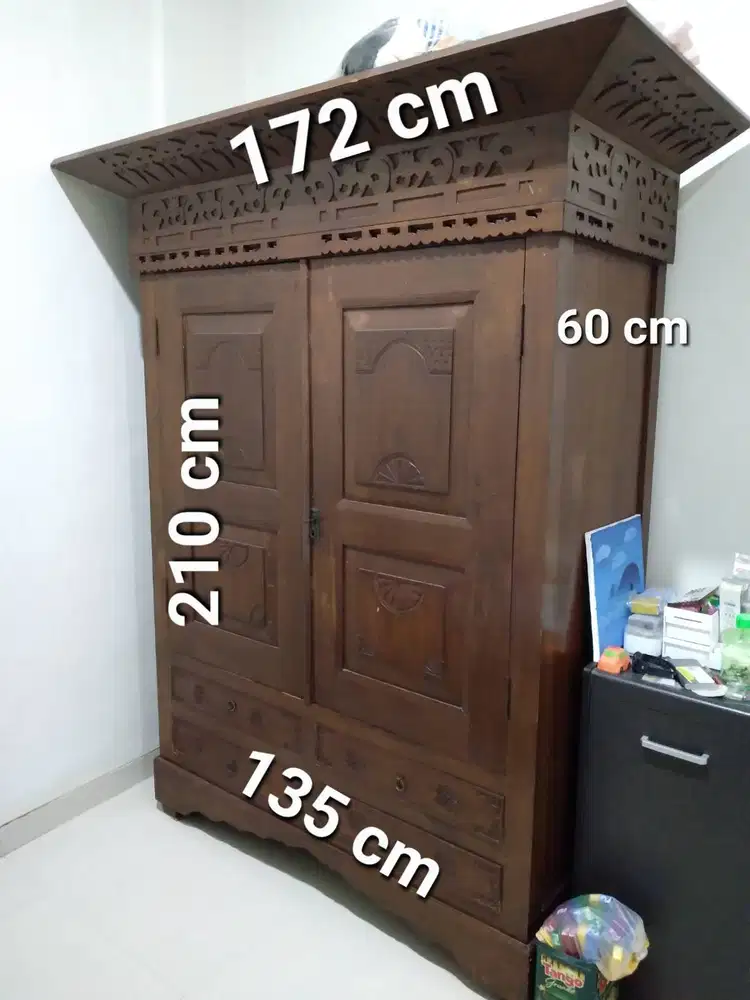 Lemari pakaian ukir antik