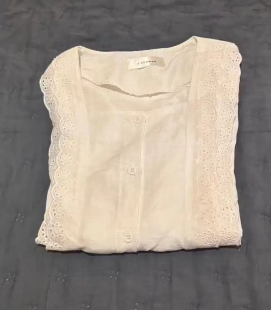 Preloved Atasan Blouse Putih Tulang Katbol (minus)