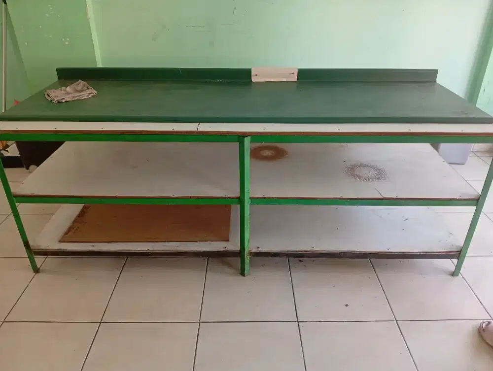 Meja panjang rangka besi