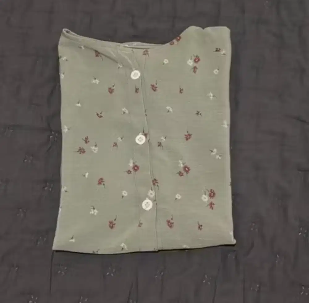 Preloved Blouse Hijau Bunga-Bunga