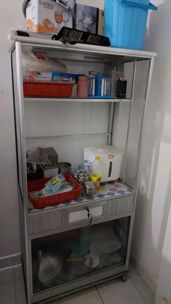Lemari Etalase Kaca Aluminium