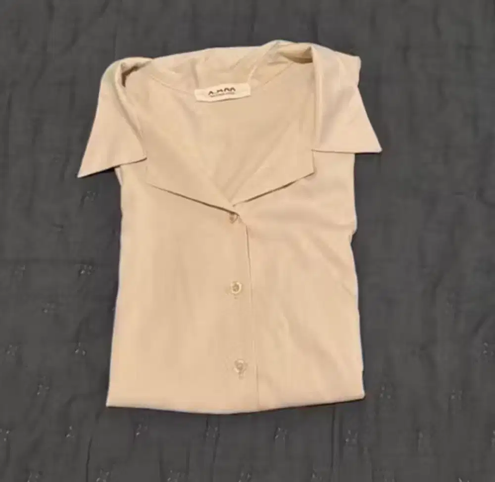 Preloved Kemeja Cream Lengan Pendek (minus dikit)