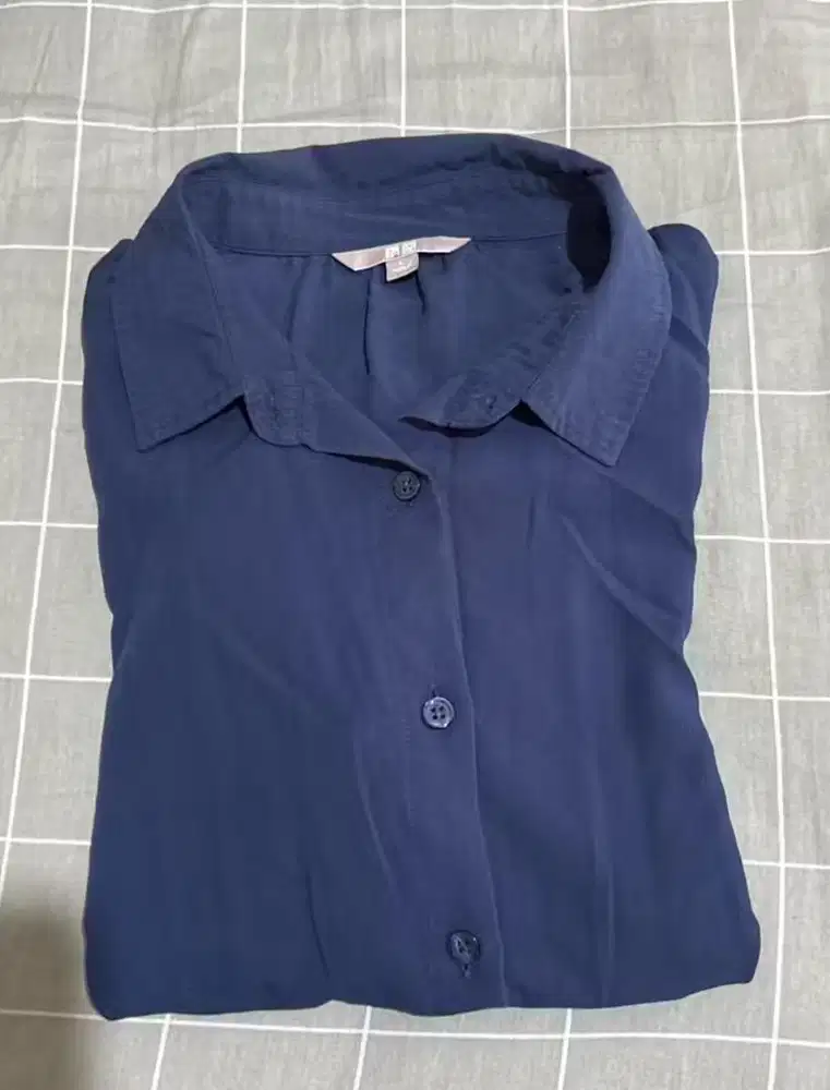 Preloved Kemeja Uniqlo Lengan Pendek Navy / Biru Tua