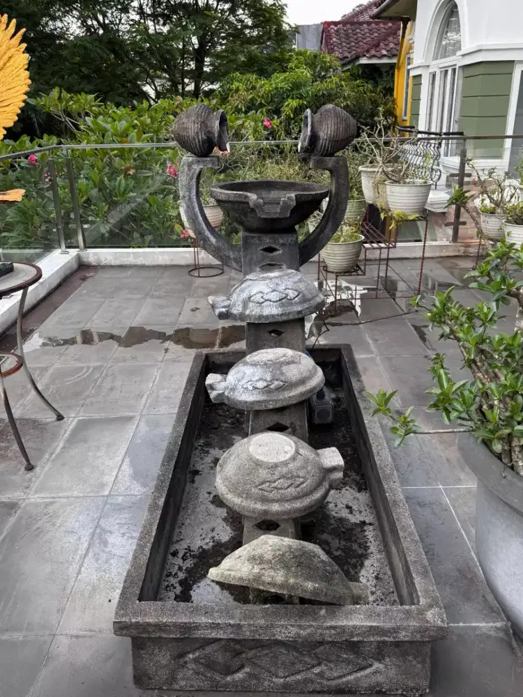 Kolam pancuran taman batu