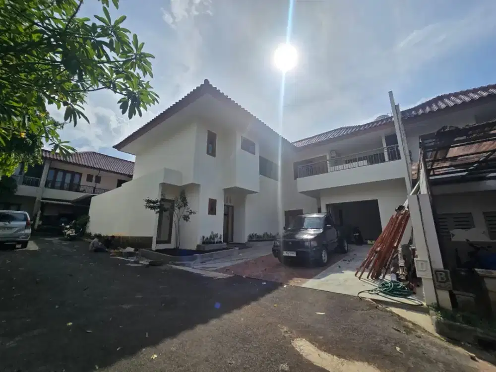 Dijual rumah townhouse di kawasan Lebak Bulus, Jakarta Selatan, dengan lingkungan nyaman dan lokasi strategis.
